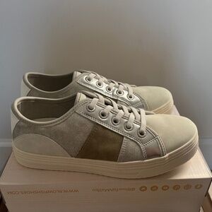 New Women’s Blowfish Malibu Super Smile, Silver Sneaker Size 8